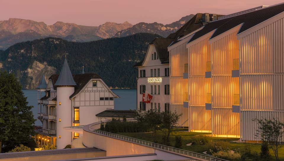Chenot Palace Weggis al atardecer, con vistas al lago de Lucerna (Suiza)